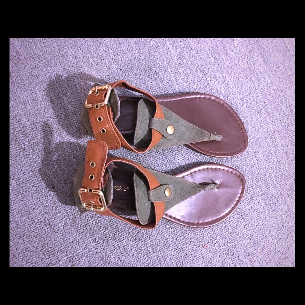 Breckelles flip flops